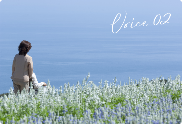 Voice02 お花畑を車椅子を押して歩いている写真